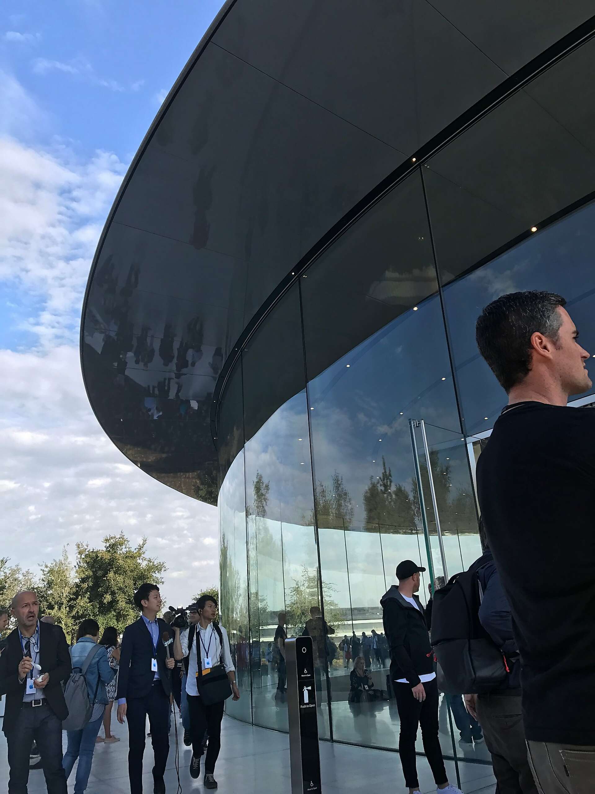 Apple pulls an Amazon, plans a new campus outside Bay Area