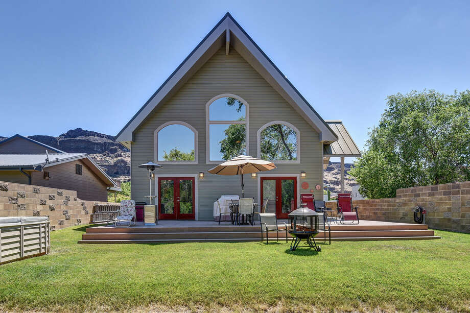 Gem overlooking Columbia River offers sunny vacation getaway