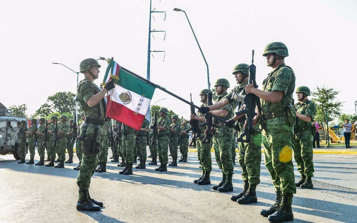 Soldados de la Guardia del Ejército Militar Mexicano durante el homenaje a los Héroes de Chapultepec en Nuevo Laredo, México.
