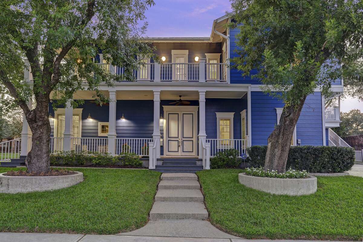 Bill Klein and wife Jennifer Arnold, known from TLC's "The Little Couple," are selling their Braeswood home following their move from Houston to Florida in the summer of 2017.