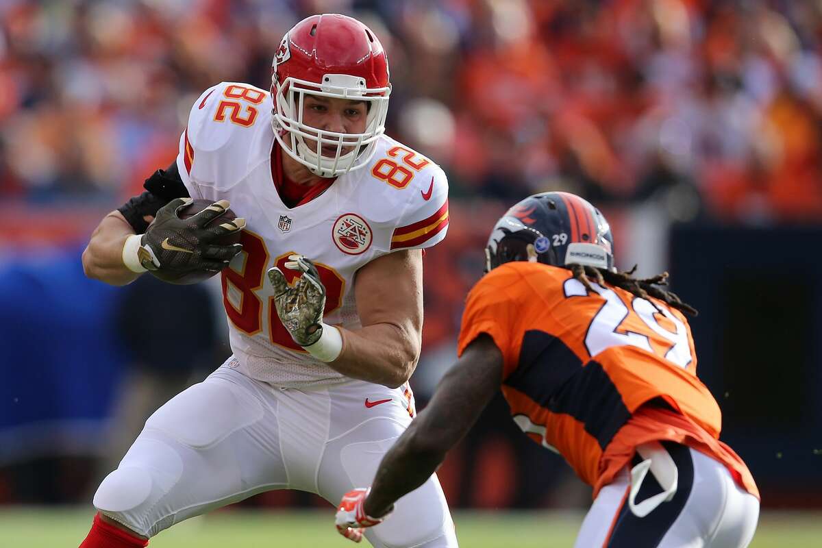 DENVER, CO - NOVEMBER 15: Brian Parker #82 of the Kansas City Chiefs makes a pass reception against the defense of Bradley Roby #29 of the Denver Broncos at Sports Authority Field at Mile High on November 15, 2015 in Denver, Colorado. The Chiefs defeated the Broncos 29-13. (Photo by Doug Pensinger/Getty Images)