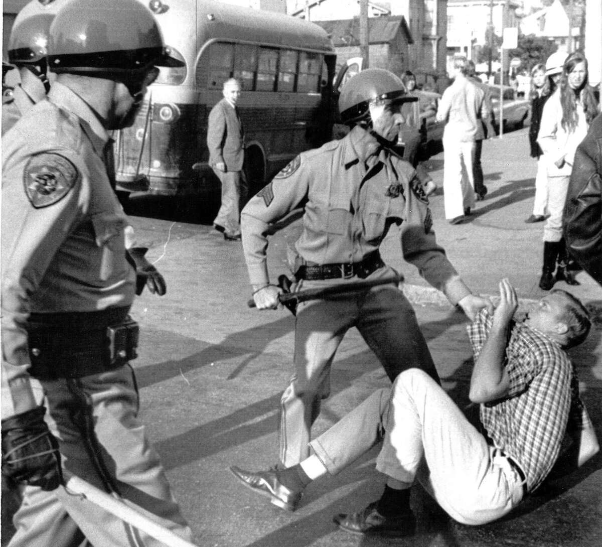 1967 Vietnam War protest photos show savagery by police in Oakland