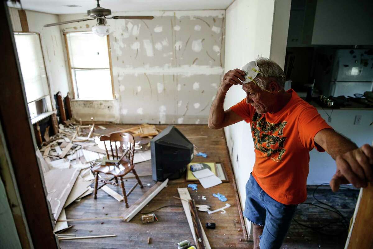 Edward Gensler takes a break from cleaning out his home of 19 years after Tropical Storm Harvey Monday, Sept. 11, 2017 in Wharton. ( Michael Ciaglo / Houston Chronicle)