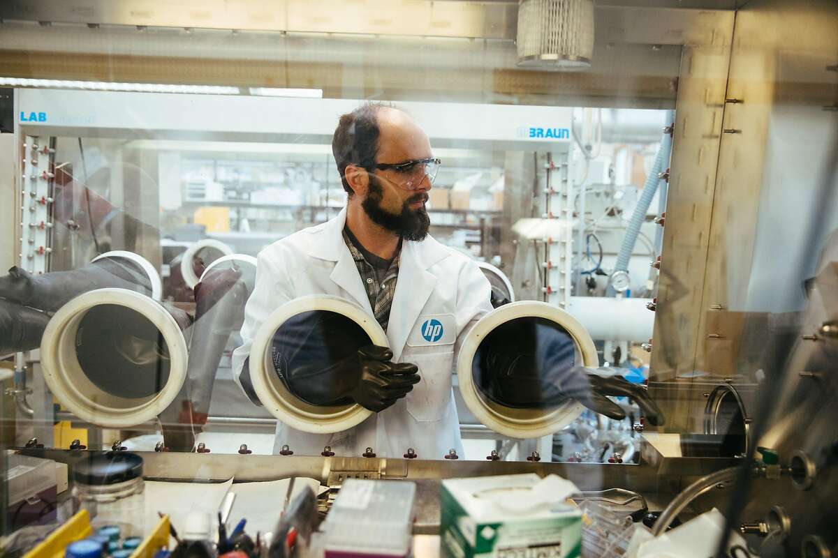 2017年9月7日星期四，高级研究科学家Kris Erickson在加利福尼亚州帕洛阿尔托的惠普实验室演示MBraun 8手套惰性环境手套箱。