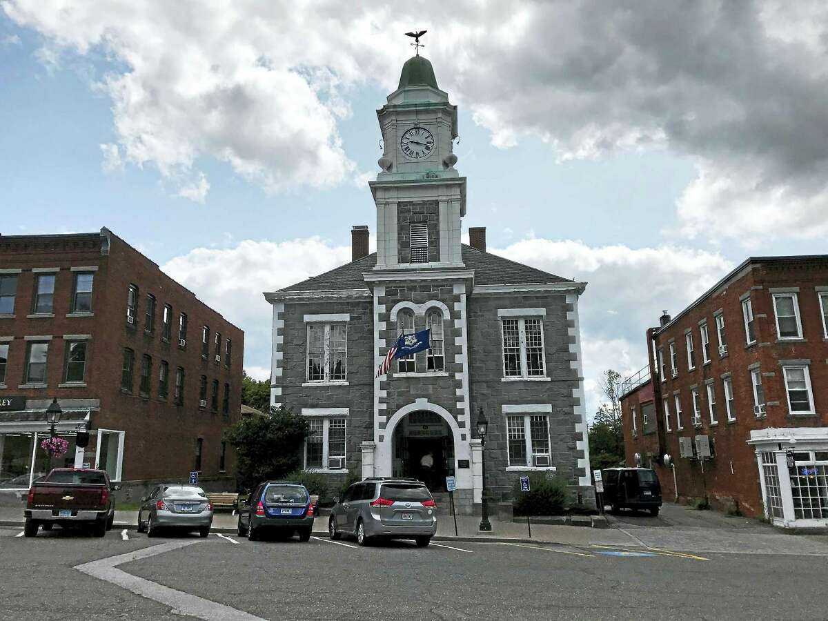 Litchfield residents discuss proposal to use old courthouse for Town Hall