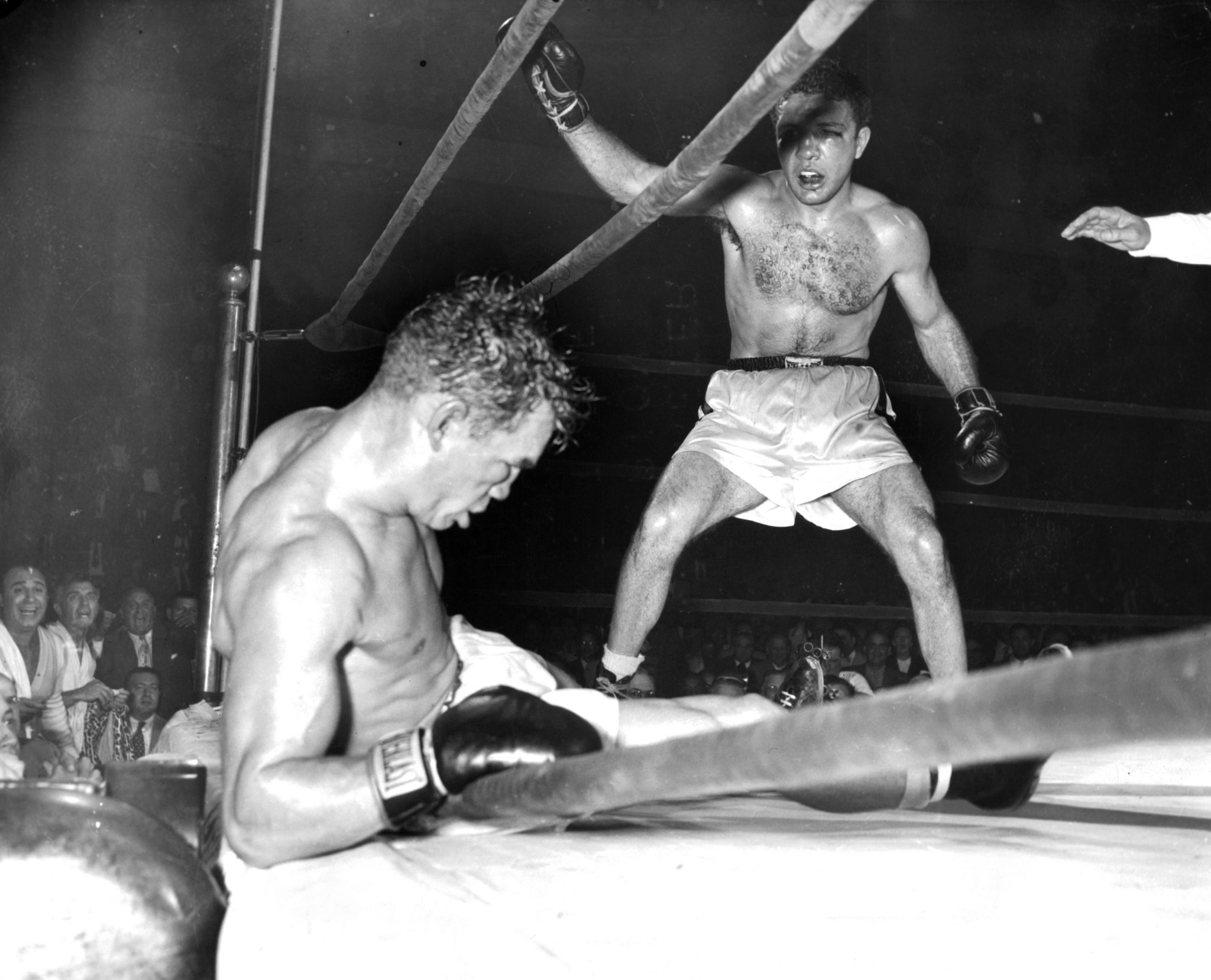 Joe Louis With Sisters In Boxing Ring Wood Print by Bettmann