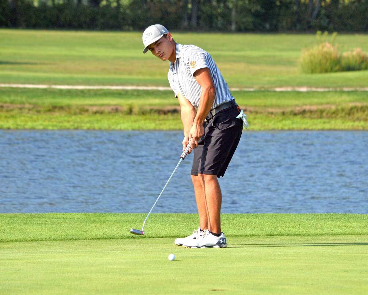 Edwardsville senior Ben Tyrrell makes a putt on hole No. 15 on the north course at Oak Brook during Wednesday's match.