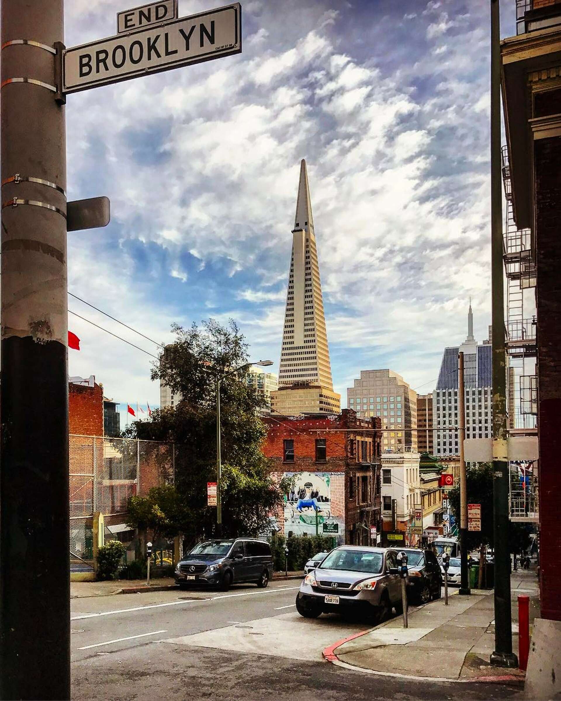 Images capture the Transamerica Pyramid, SF's most famous 'photo bomber', image size:1920x2398