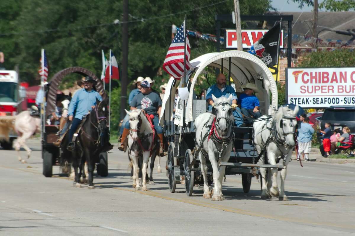 Paradegoers help kick off the Pasadena Rodeo
