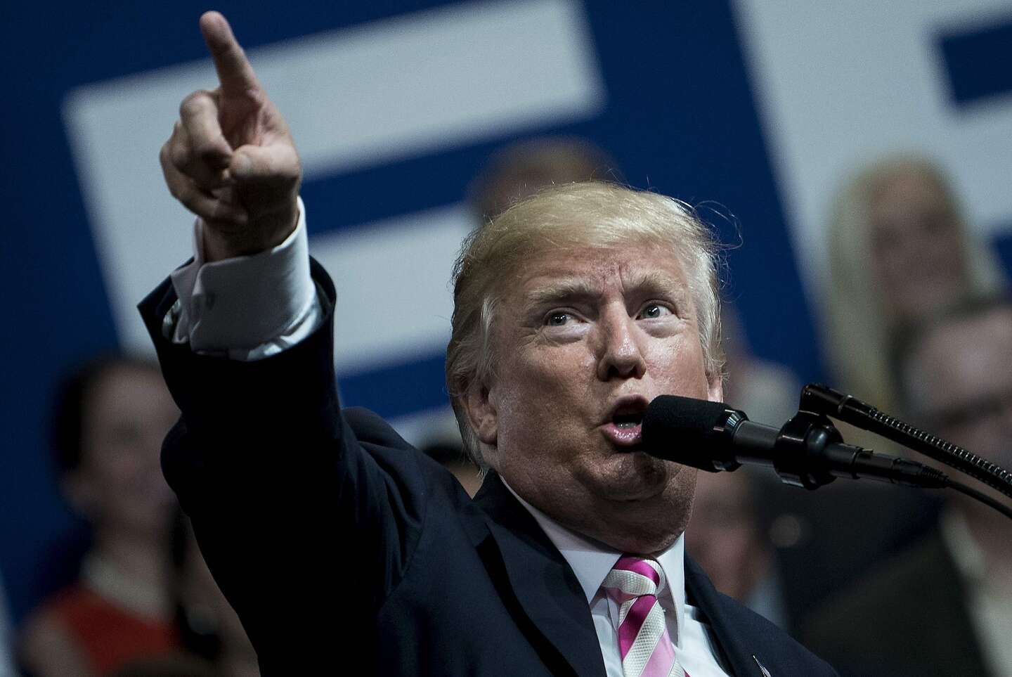 A’s Bruce Maxwell first MLB player to kneel for anthem