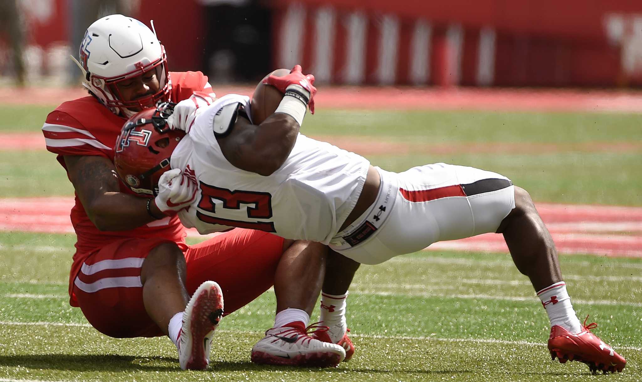 NCAA FOOTBALL Texas Tech snaps Houston's 16game home winning streak