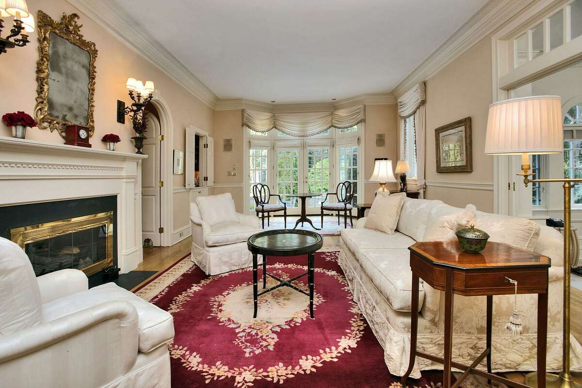 living room with dentil molding