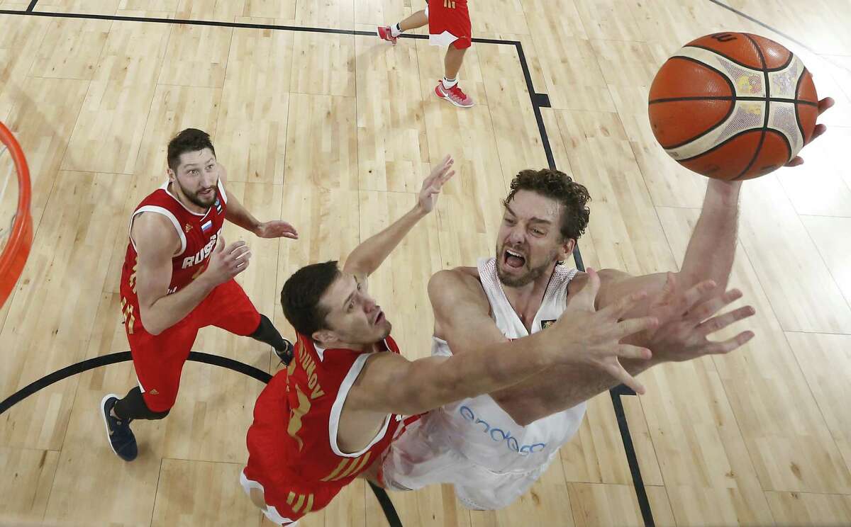Russia’s Nikita Kurbanov, left, and Russia’s Semen Antonov, center, try to block Spain’s Pau Gasol, right, during their Eurobasket European Basketball Championship third place match in Istanbul, Sunday, Sept. 17, 2017.