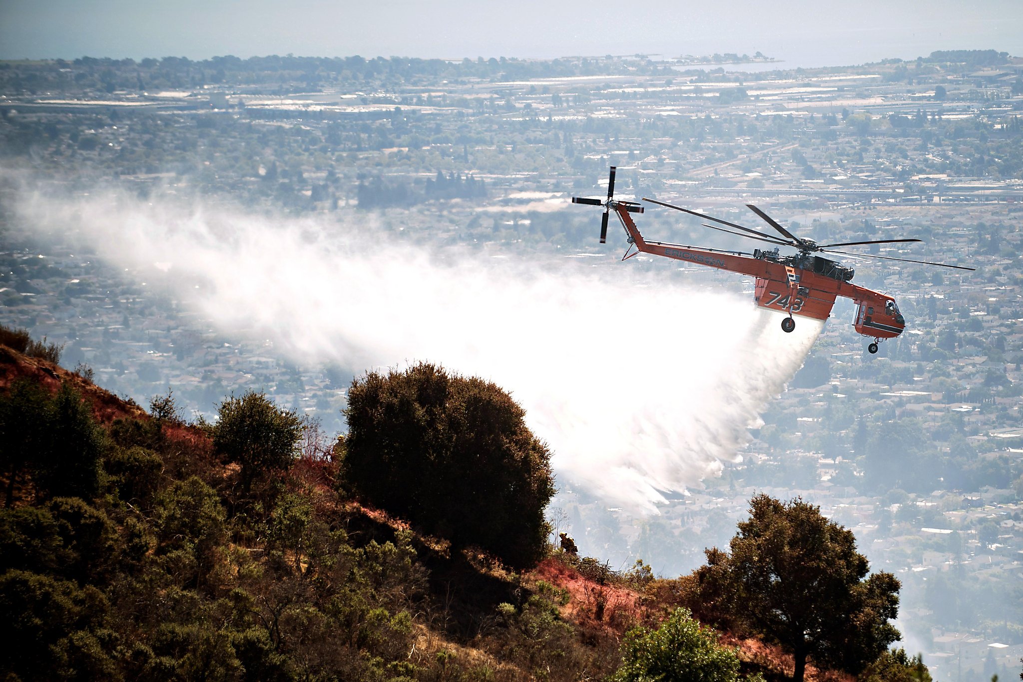 Oakland hills fire mostly contained as evacuations lifted