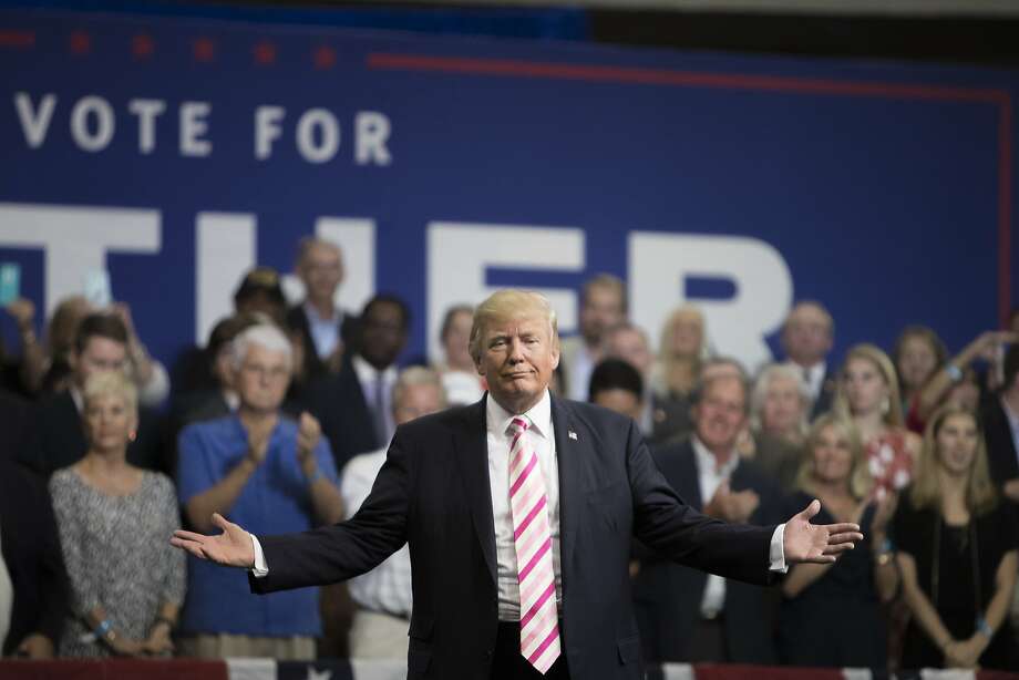 22 de setembro de 2017 - Em um comício em Hunstsville, Alabama, o presidente Trump sugere que os jogadores ajoelhados durante o hino nacional sejam demitidos, recomendando que os membros da audiência deixem os jogos da NFL se virem os jogadores se ajoelharem. Foto: TOM BRENNER, NYT