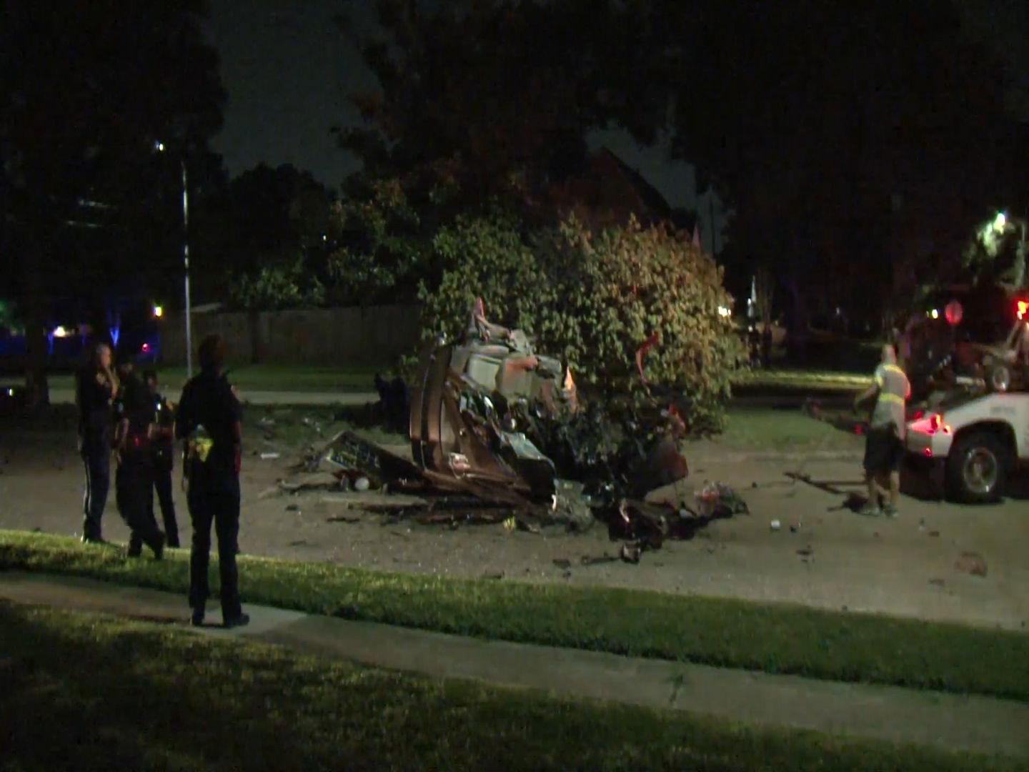 Man dies after crashing car into tree in NW Houston