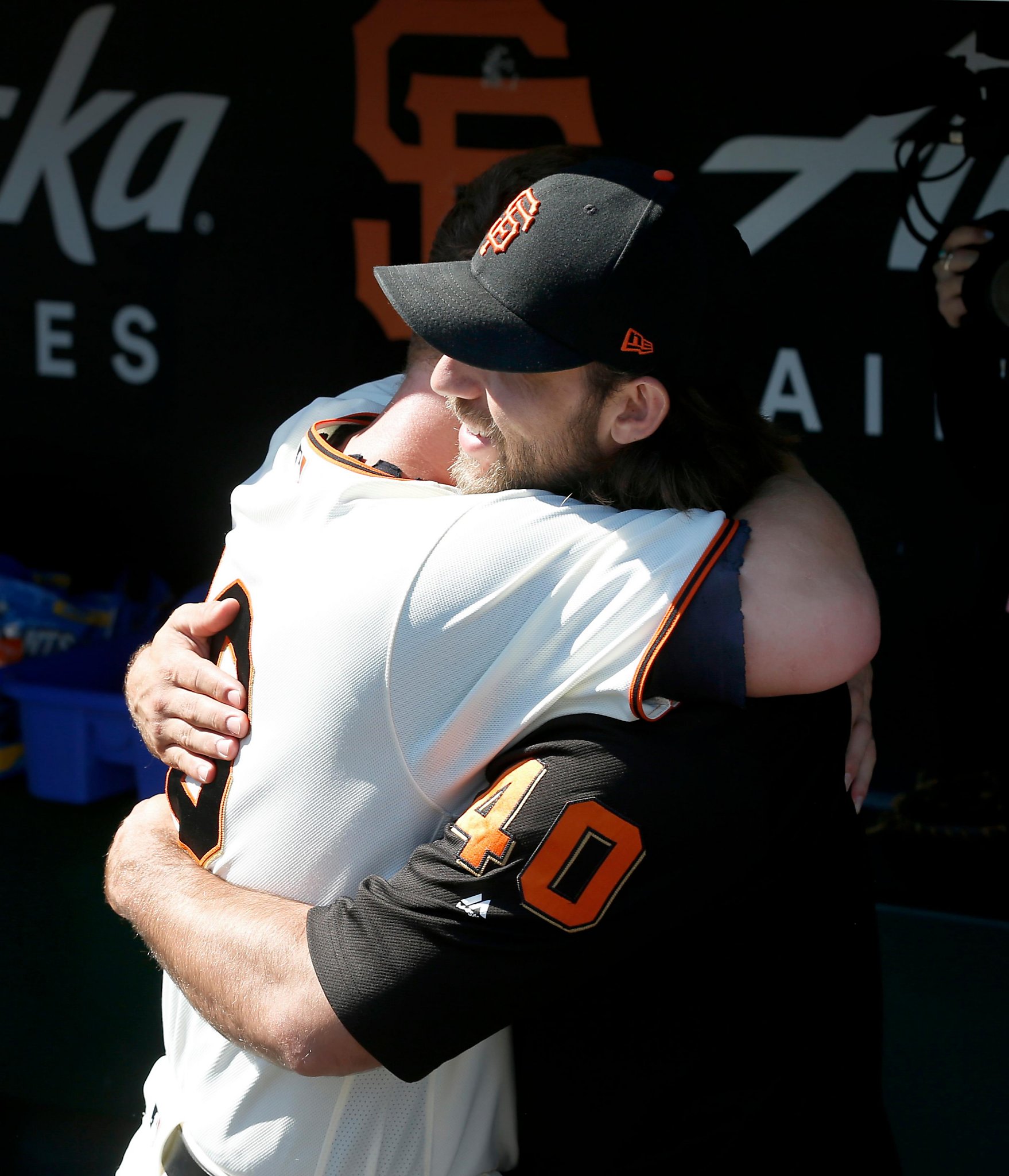 Brian Wilson congratulated by Pablo Sandoval (as a catcher) after saving a  game against the Dodgers on May 8, 2009 : r/SFGiants