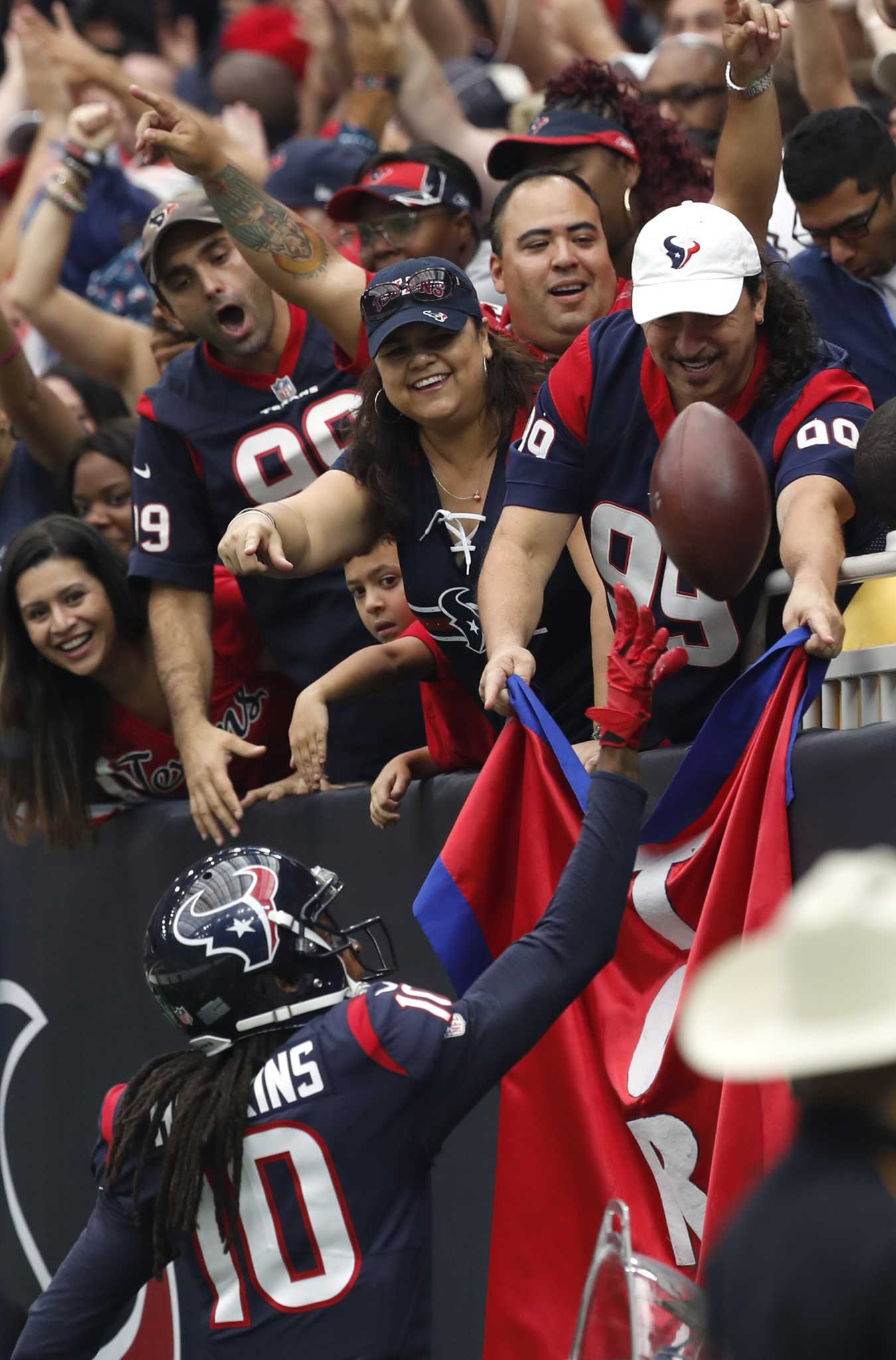 Texans' Deshaun Watson gives jersey to Astros' Justin Verlander