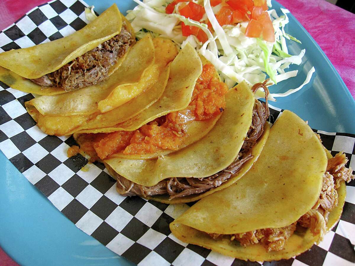 Tacos al vapor on corn tortillas with cabbage and tomatoes from Que Tortas.