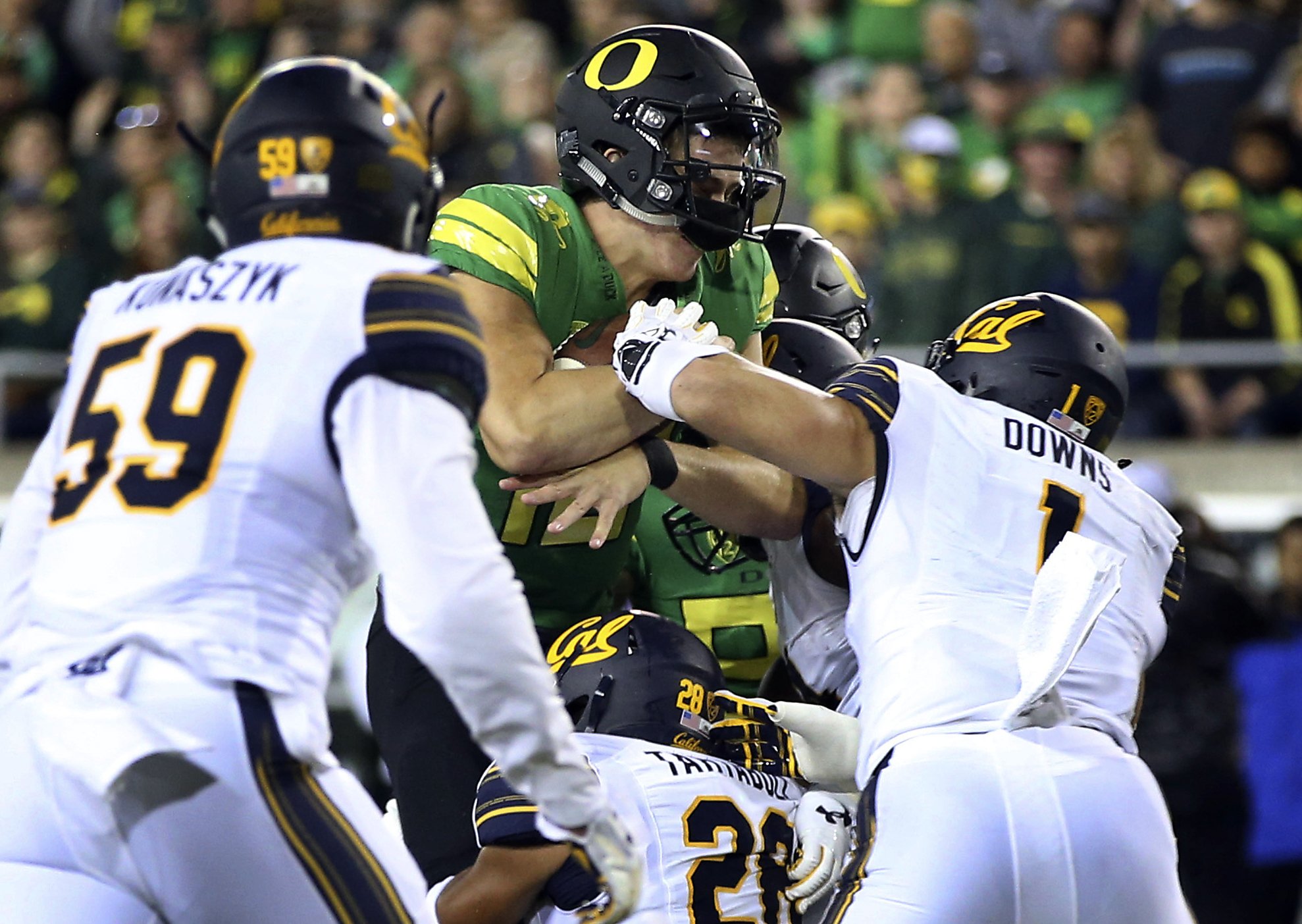 Oregon QB Justin Herbert could return from broken collarbone to start vs.  Huskies