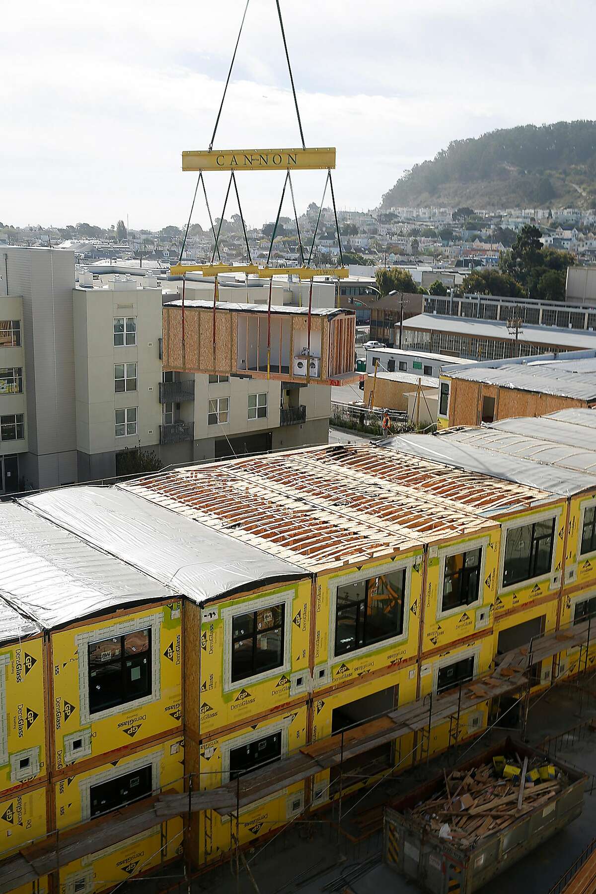 2015年9月28日，星期一，在加州旧金山湾景，一个136单元的出租模块化住房项目正在进行。放置模块化单元的施工已经进行到第六天，第二层的单元已经放置了四分之三。