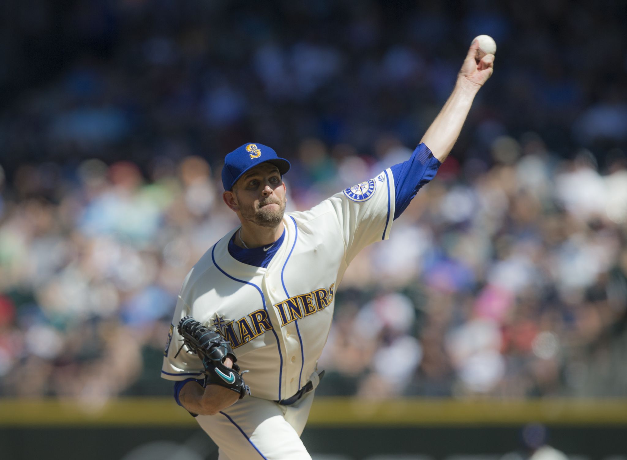 Bald eagle roughs up Mariners pitcher James Paxton at Twins MLB game