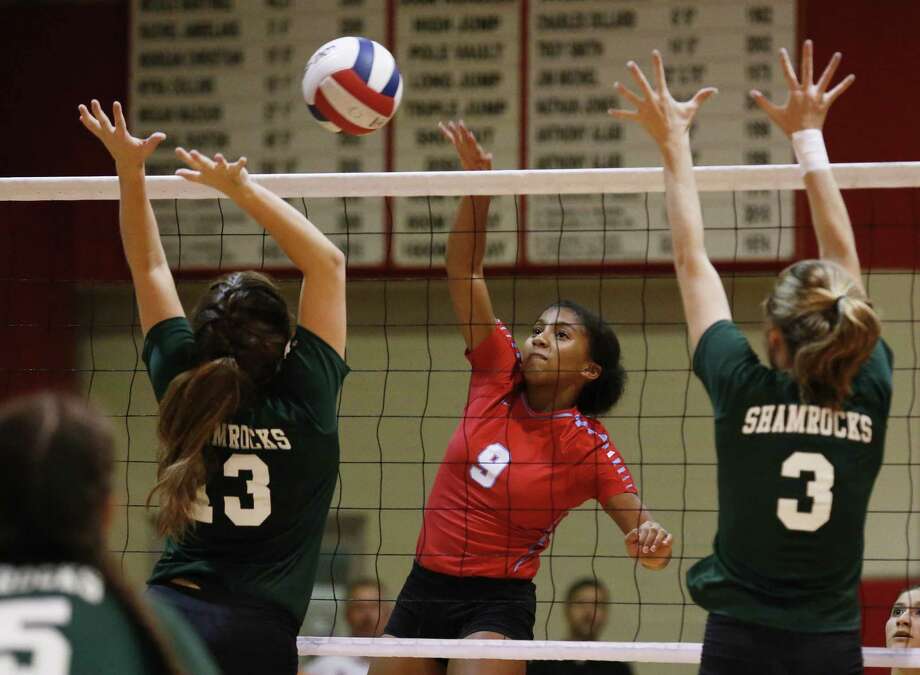 Antonian's Michaela Edwards (09) attempts to hit through Incarnate Word's Rebecca Rodriguez (13) and Hadley Patek (03) in girls volleyball at Antonian on Tuesday, Oct. 3, 2017. (Kin Man Hui/San Antonio Express-News) Photo: Kin Man Hui, Staff / San Antonio Express-News / ©2017 San Antonio Express-News
