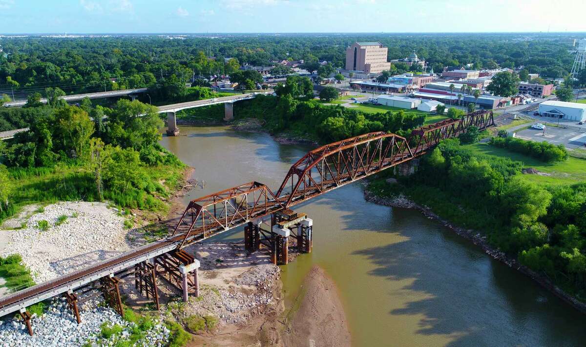 Brazos River carving ever-changing path of destruction in Fort Bend County