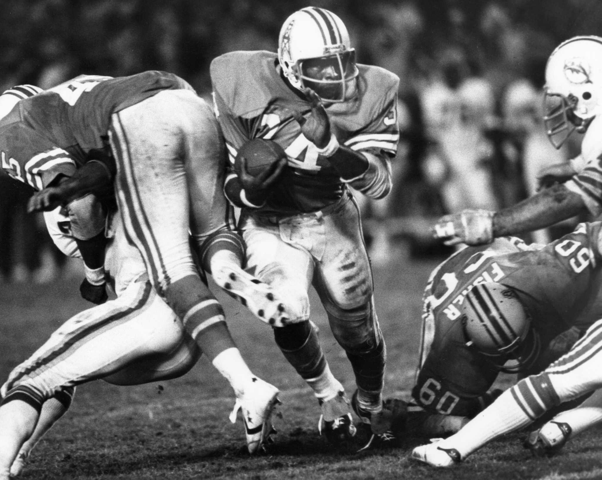 Safety Jeff Donaldson of the Houston Oilers runs with the football News  Photo - Getty Images