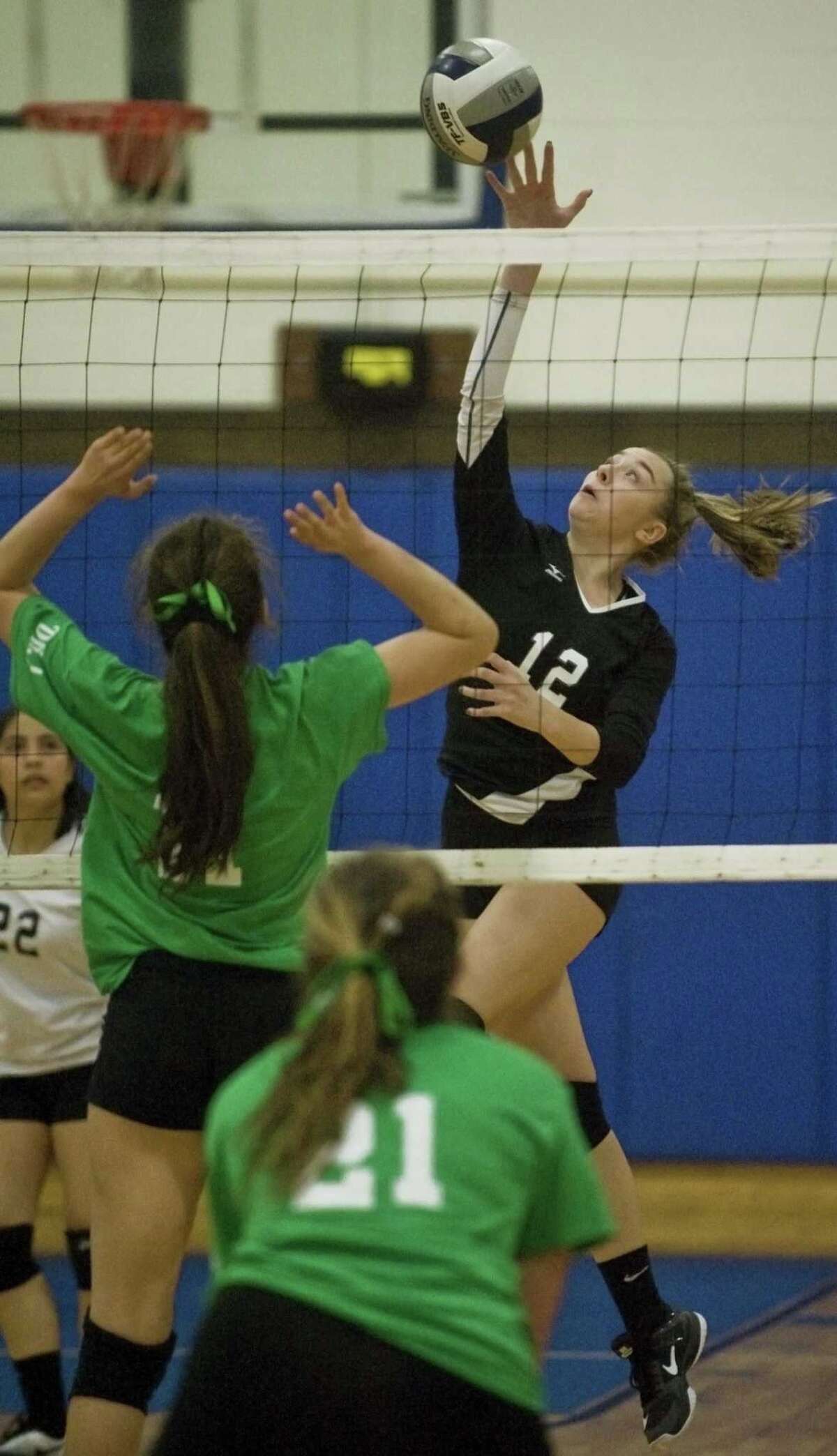 Brookfield volleyball team wins third straight