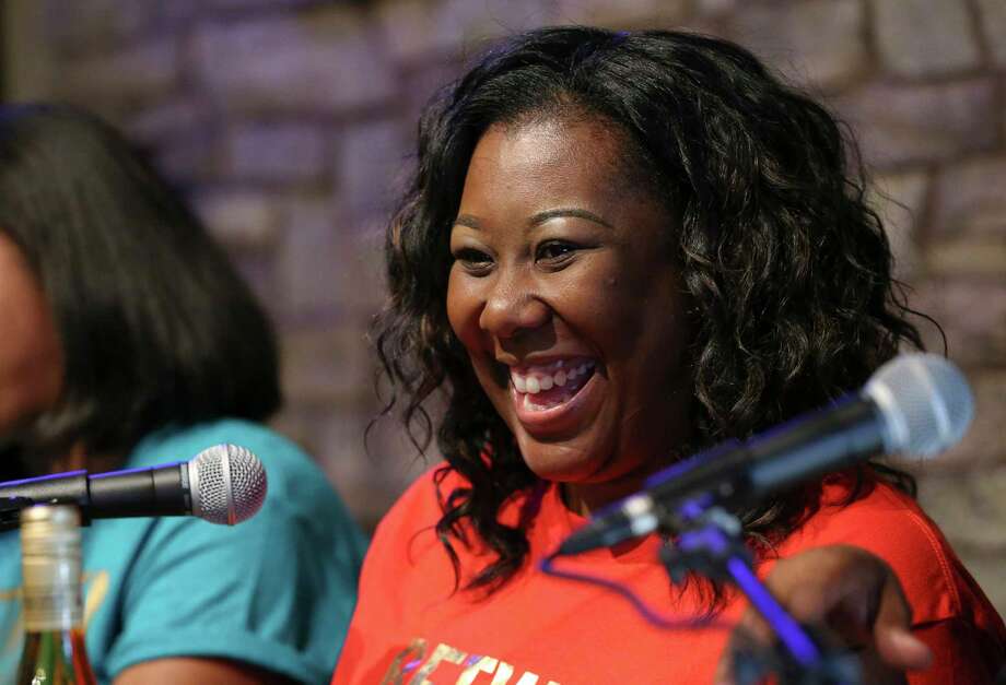 Between Us Girls podcast co-host Danielle Jones laughs during a live recording at Darwin's Pub in 2017 in Houston. Photo: Yi-Chin Lee, Houston Chronicle / © 2017  Houston Chronicle