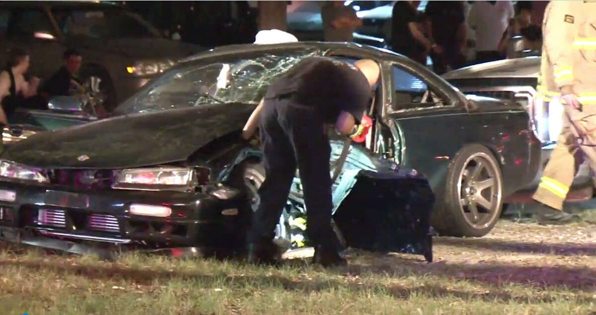 2 people injured in southwest Houston car crash