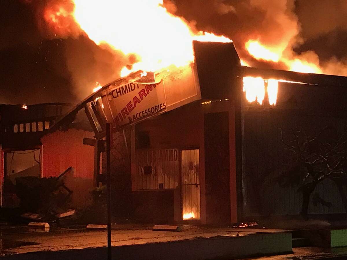 В каких странах пожары. The Fire destroyed Hotel.