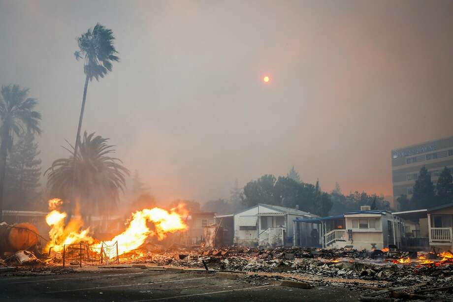 A fire tears through parts of the Journey's End mobile home park on Mendocino Avenue in Santa Rosa, Calif., on Monday, Oct. 9, 2017. Photo: Gabrielle Lurie, The Chronicle