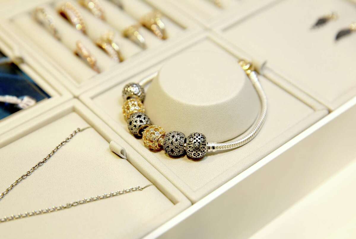 Pandora opens jewelry store in Deerbrook Mall