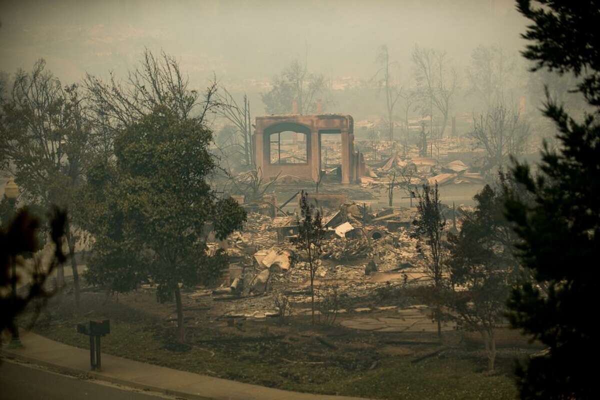 2017年10月10日，星期二，加州圣罗莎的Fountaingrove地区，一所被塔布斯大火烧毁的房屋的一面墙矗立在那里。