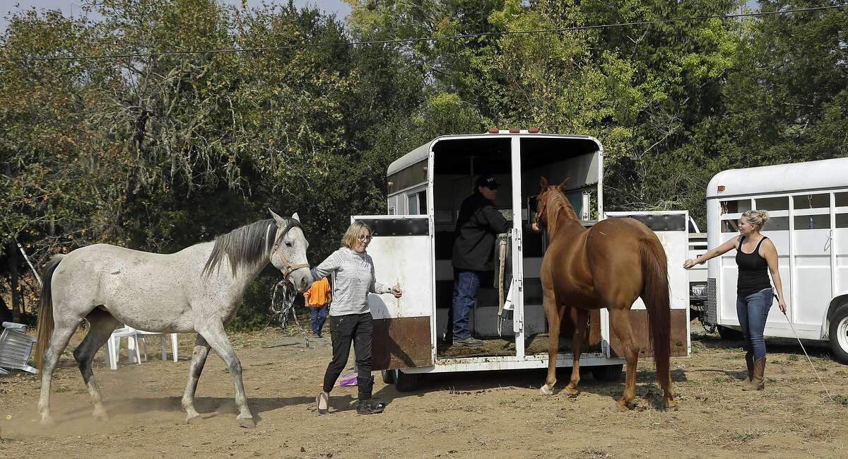 Fewer than 20 residents remain in Calistoga as Tubbs Fire inches closer