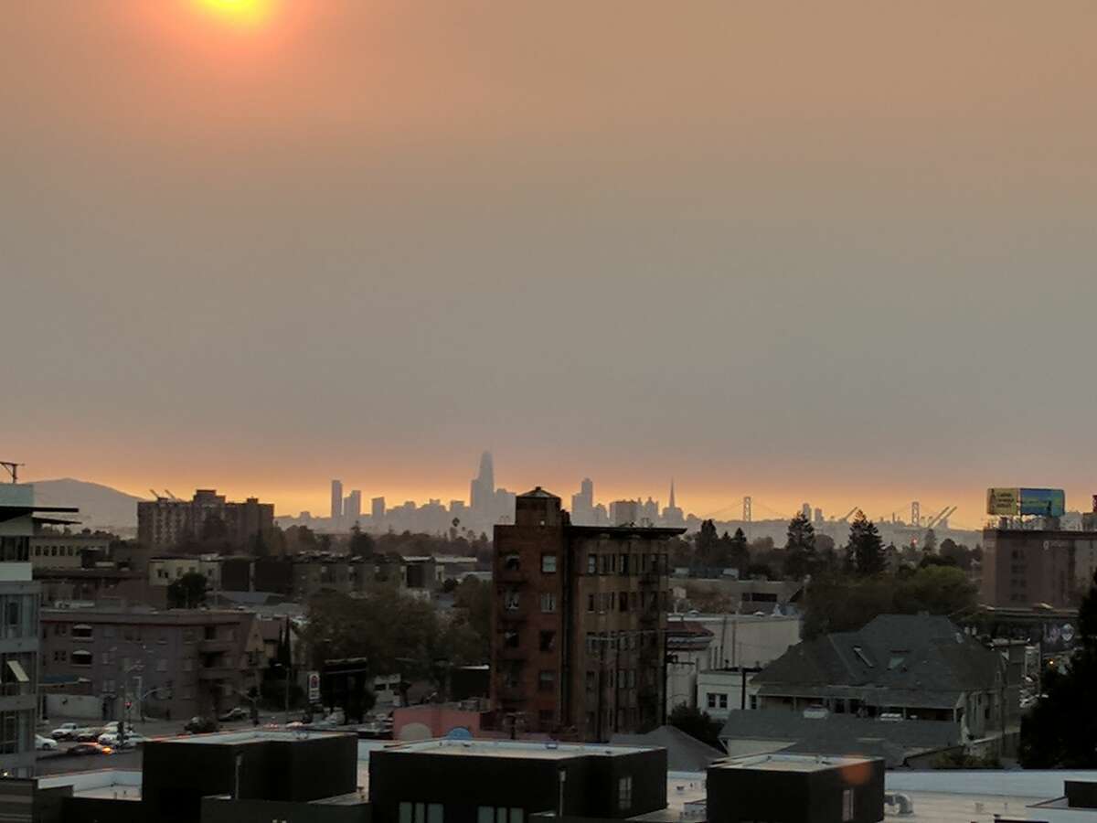 Mrunalini Kulkarni photographed the smog seen in Oakland on Thursday, Oct. 12, 2017.