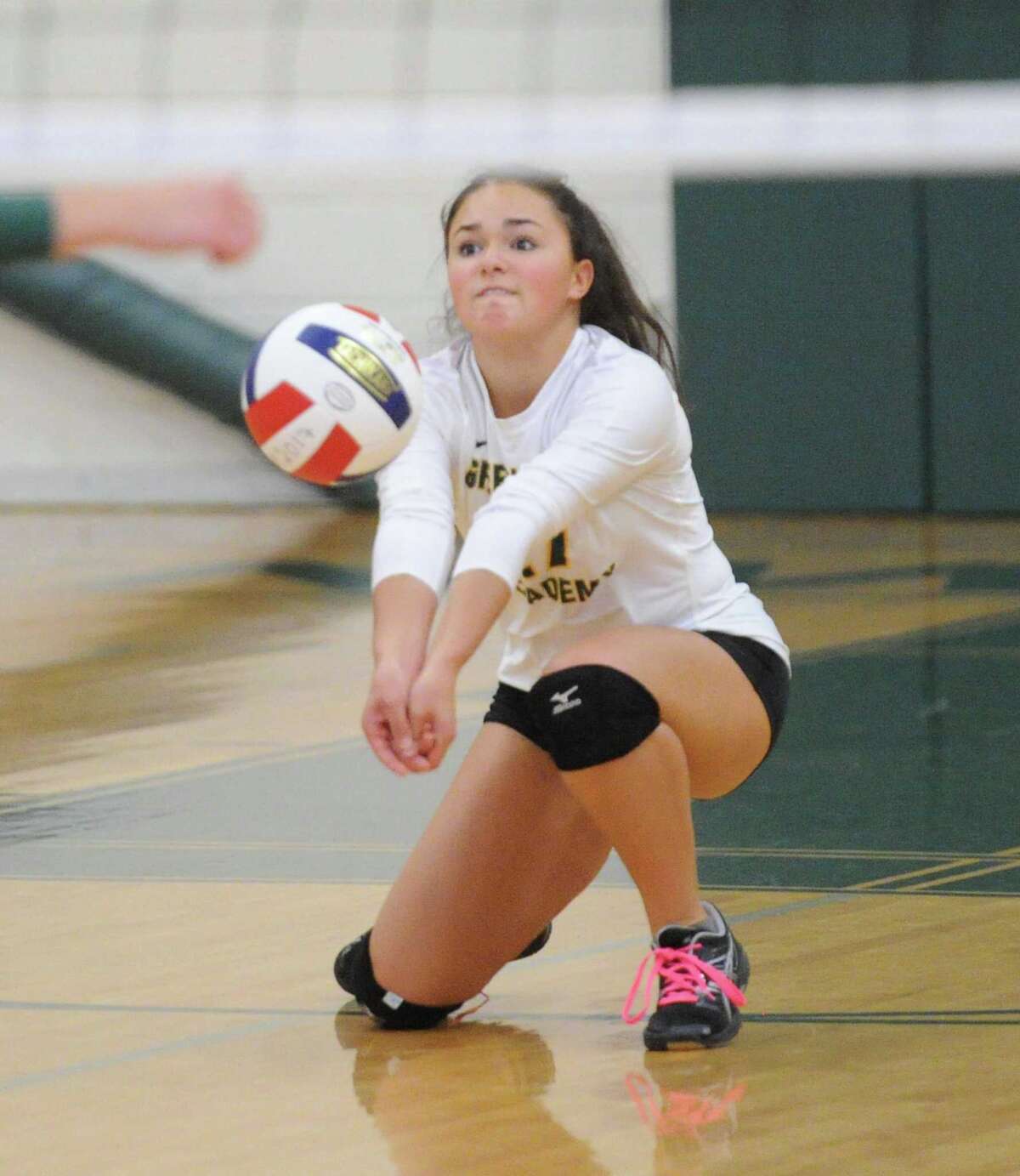 Sacred Heart volleyball team sweeps Greenwich Academy