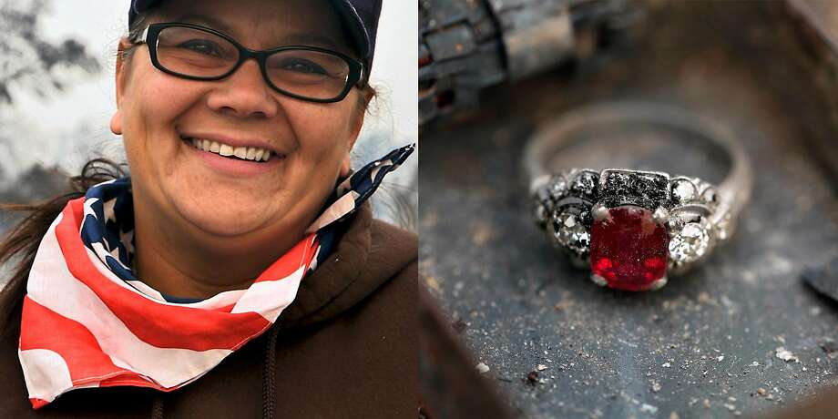 2017年10月10日星期二，特蕾莎·吉尔曼在圣罗莎家中的废墟中挖掘时发现了婆婆的红宝石戒指。吉尔曼说:“她要求的东西是最重要的，我相信我们找到了，所以我真的很高兴，也很感激我们都很安全，我们得到了家人和朋友的爱和照顾。我们会挺过去的。”这就是家人该做的。”图片来源:Guy Wathen, The Chronicle