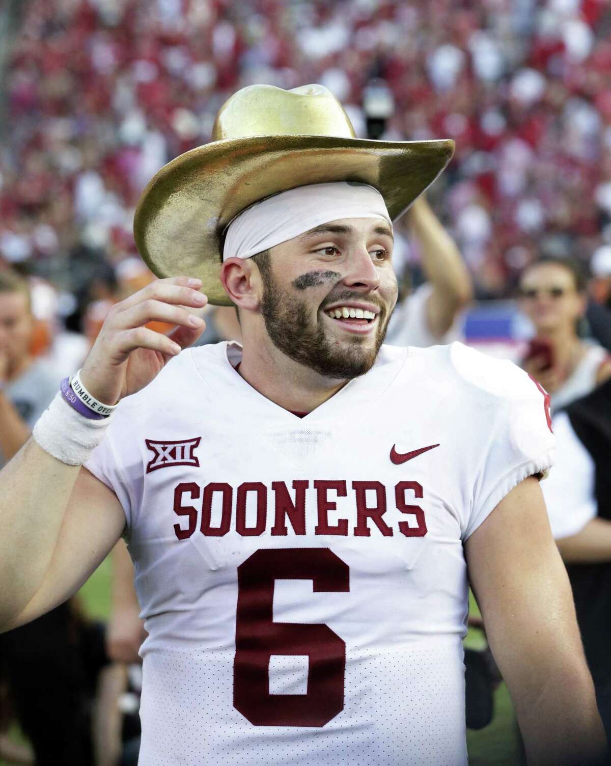 October 14, 2017:Oklahoma Sooners quarterback Baker Mayfield (6) celebrates  with the GOLDEN HAT trophy after the Red River Showdown NCAA Football game  between the University of Oklahoma Sooners and the University of