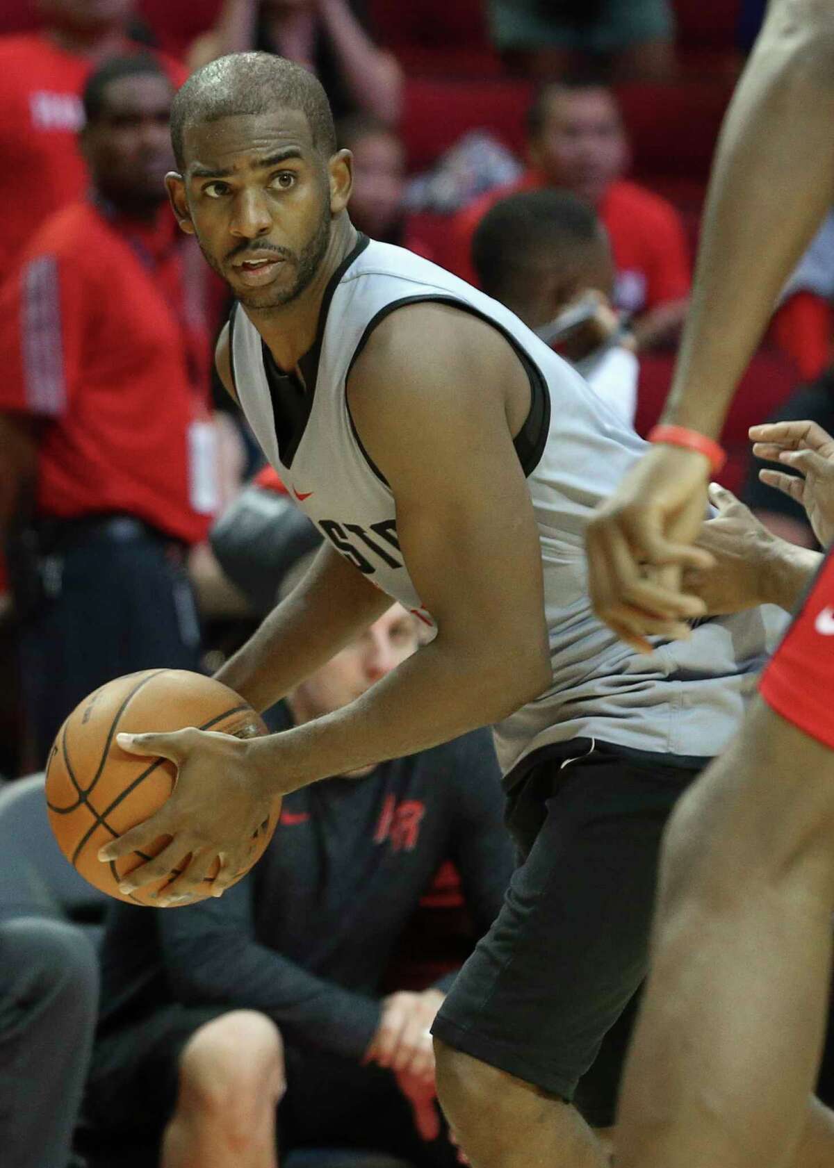 Chris Paul looks in sync with Warriors in early preseason win over