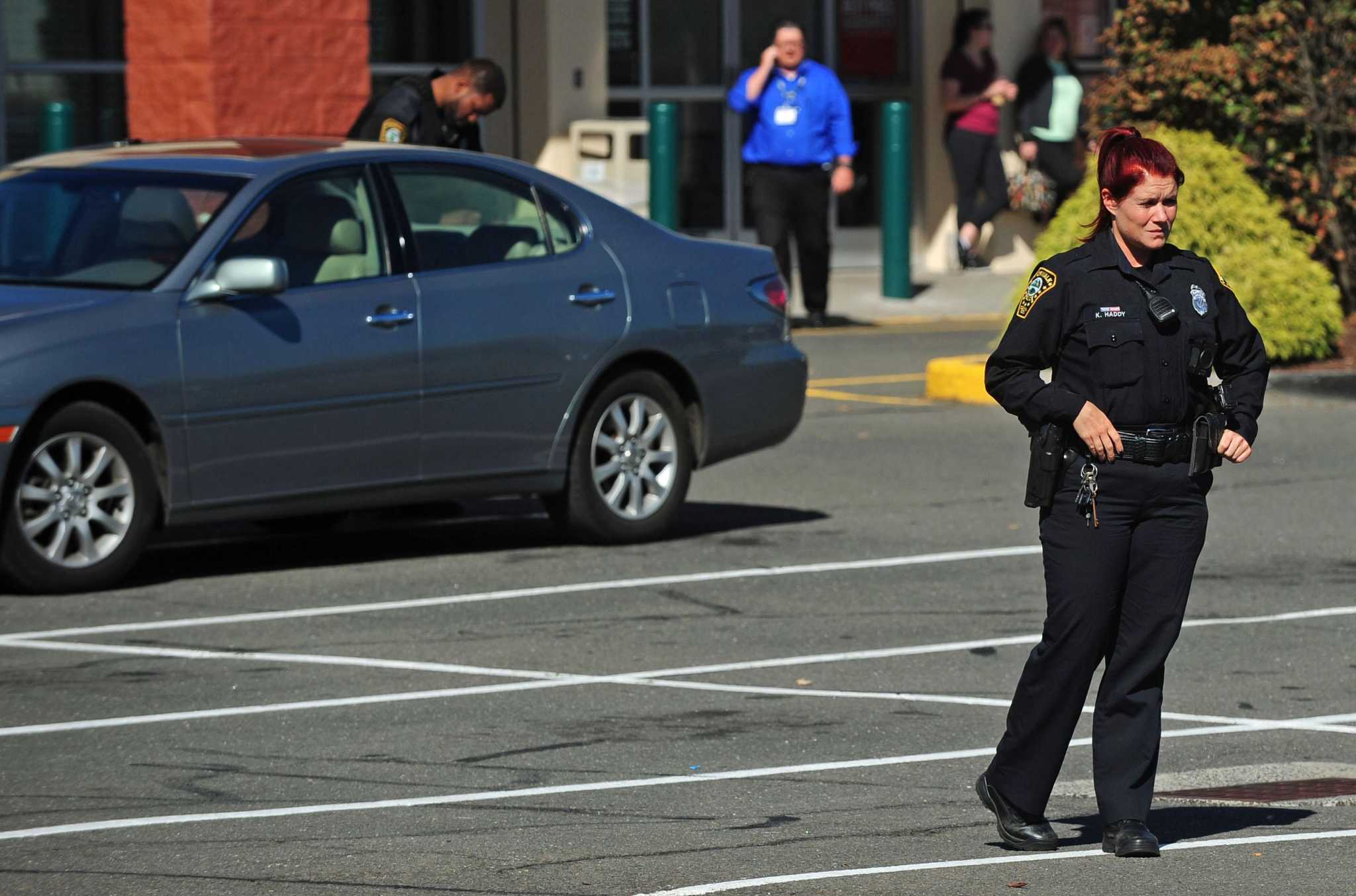 Norwalk police arrest man with BB gun at shopping center