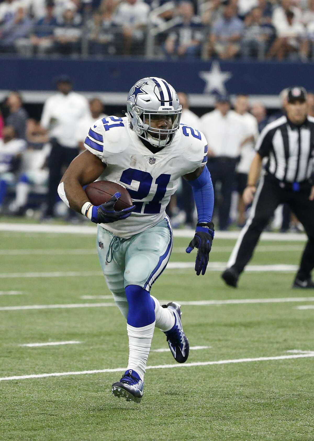 Dallas Cowboys' Ezekiel Elliott (21) carries the ball against the Green Bay Packers during an NFL football game, Sunday, Oct. 8, 2017, in Arlington, Texas. (AP Photo/Michael Ainsworth)