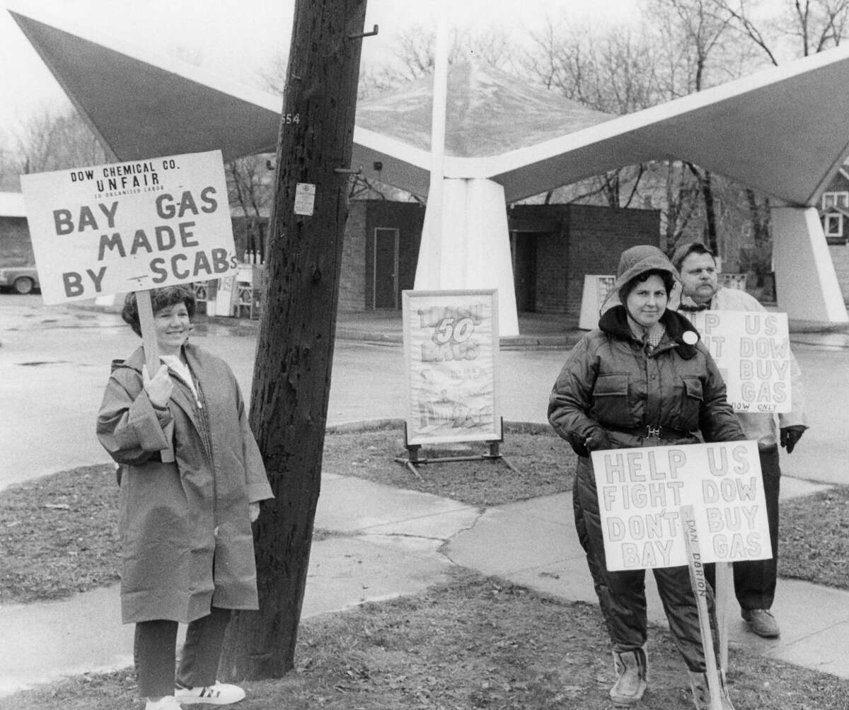 Picketers at the Bay gasoline station located on Ashman at Hines. They are seeking boycott of some Dow Chemical Co. products as a means of protest in the more than year-long strike at Dow's Bay City plant. March 1973