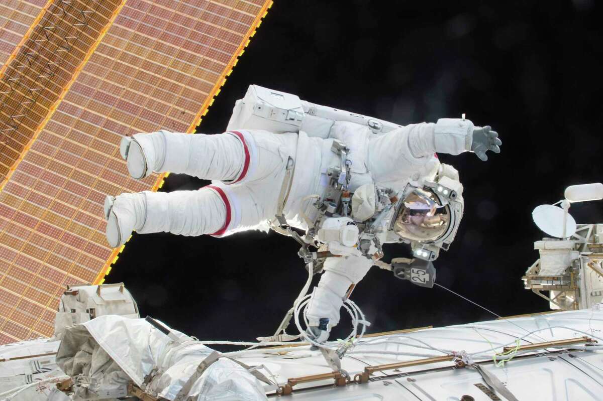 ﻿Expedition 46 Commander Scott Kelly participates in a spacewalk outside the International Space Station.﻿