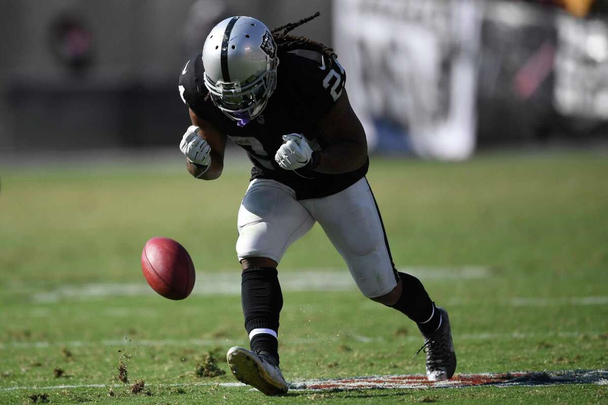 Raiders' Marshawn Lynch ejected from game after shoving referee