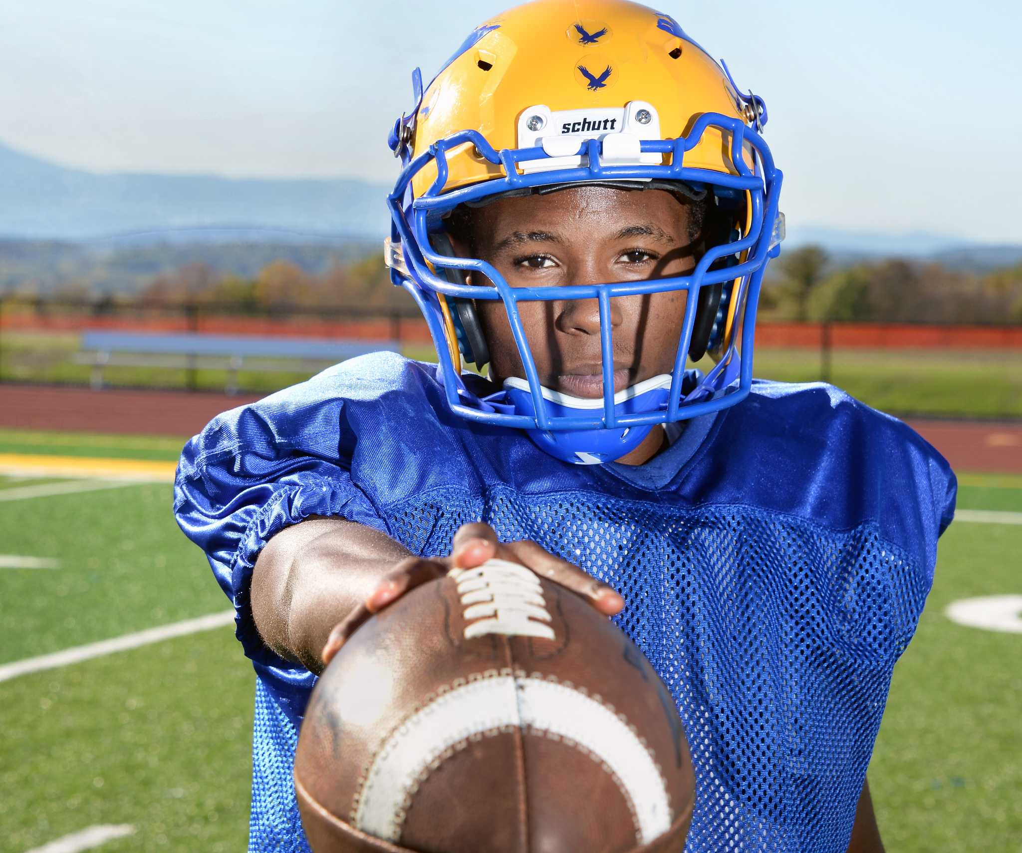 Hudson Football S Willie Walker Playing Through The Pain