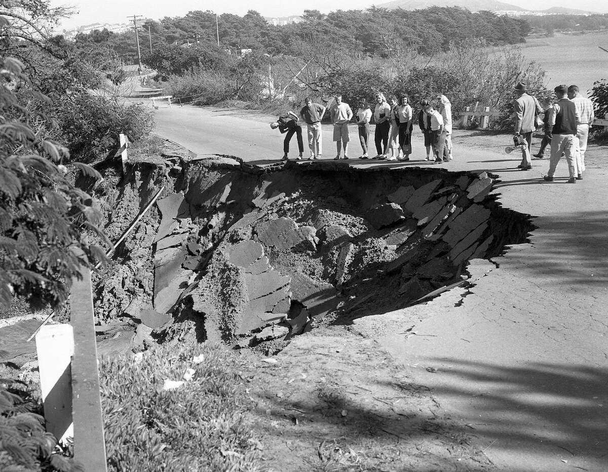 1957年3月22日，地震袭击旧金山，部分默塞德湖大道坍塌