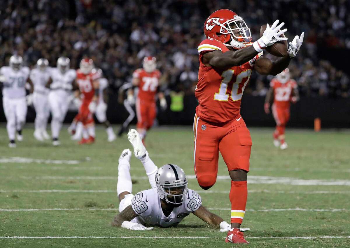 Raiders clip Chiefs on final play